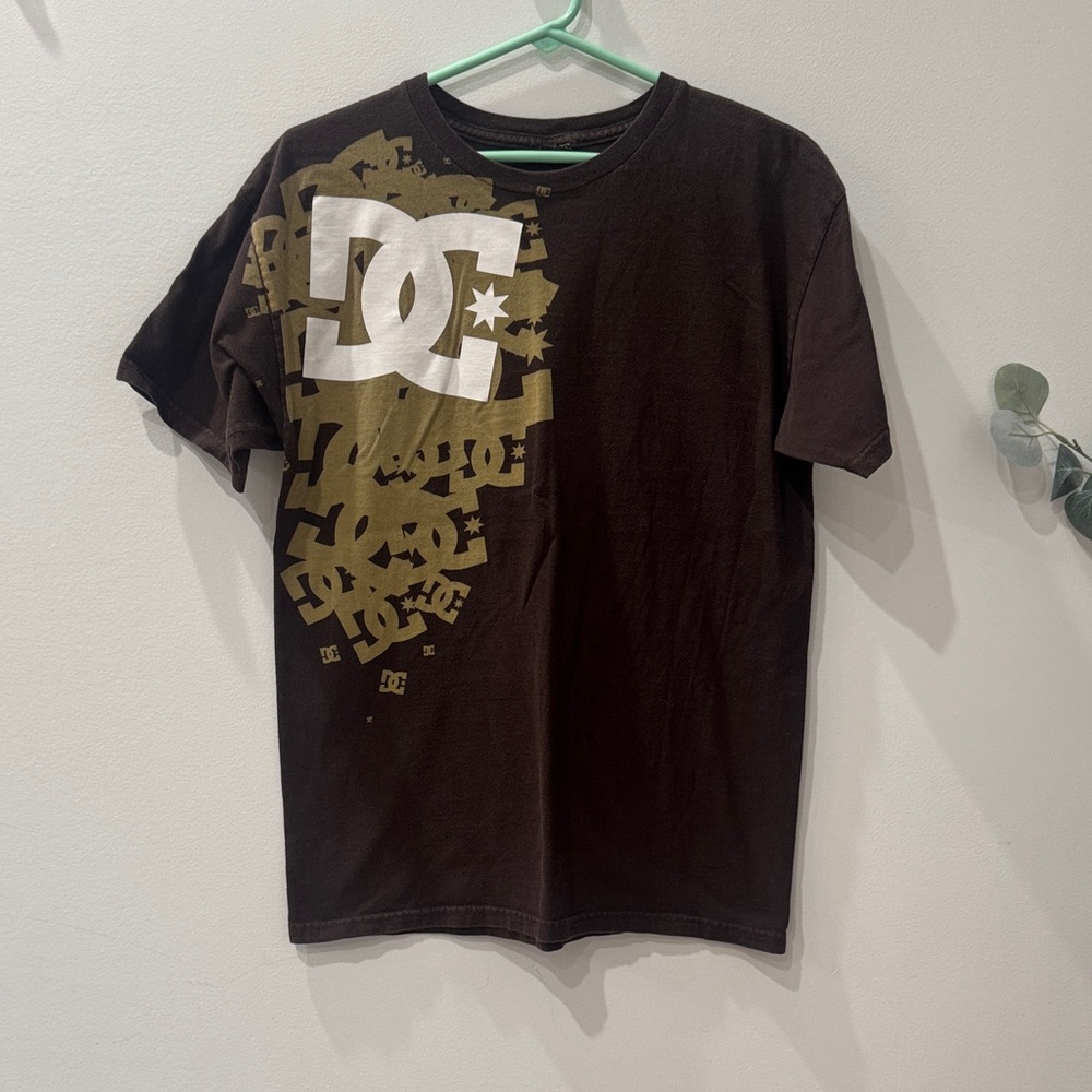 DC Men’s Brown and Gold Graphic Tee